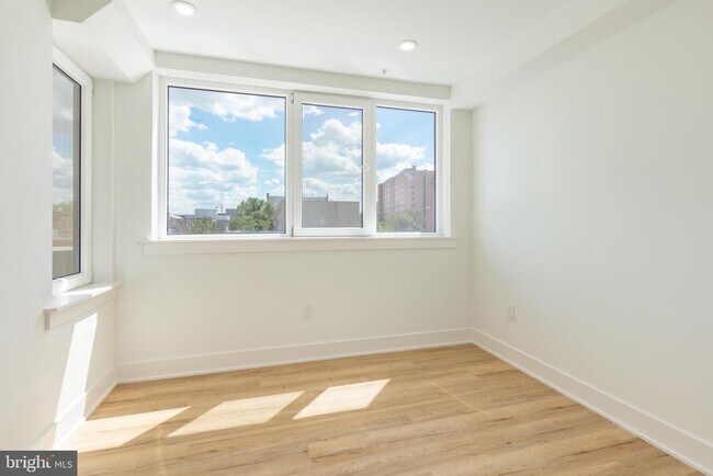 Building Photo - 629 W Girard Ave