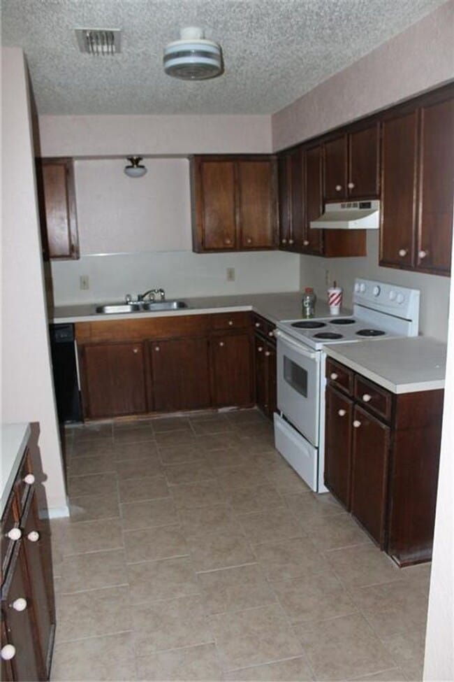 Building Photo - Nice 4 bdrm home in Flour Bluff area