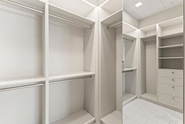 Building Photo - 6587 N Palmeraie Blvd