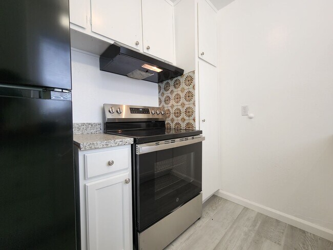 Building Photo - 1075 Delport Ave