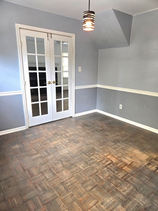 Building Photo - Spacious Five Bedroom