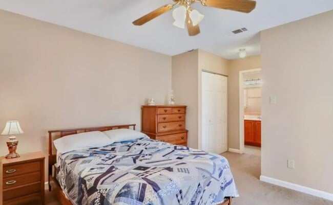 Building Photo - Charming 3 Bed / 2 Bath Home with Split Fl...
