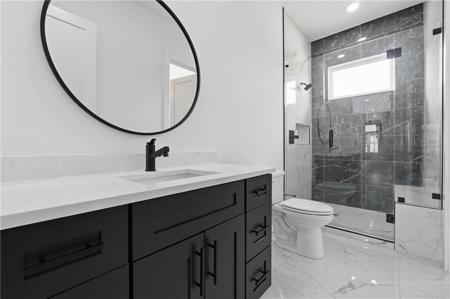 Building Photo - 556 Versailles Dr