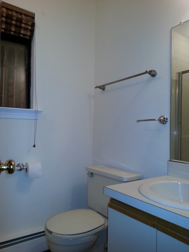 Building Photo - 15 Hoskins Rd