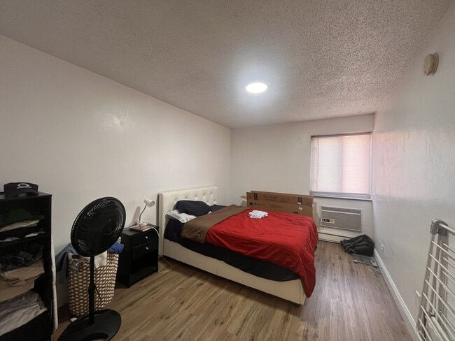 Building Photo - Downtown Furnished One-Bedroom Unit!