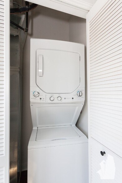 Building Photo - 1603 W Belle Plaine Ave