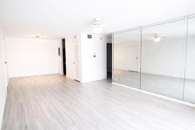 Building Photo - 6521 Bay Club Dr