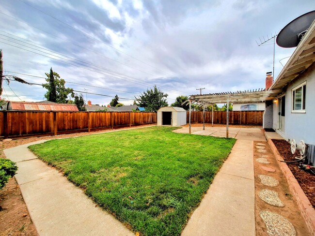 Building Photo - Charming Single Story 3bd House with Large Yard!