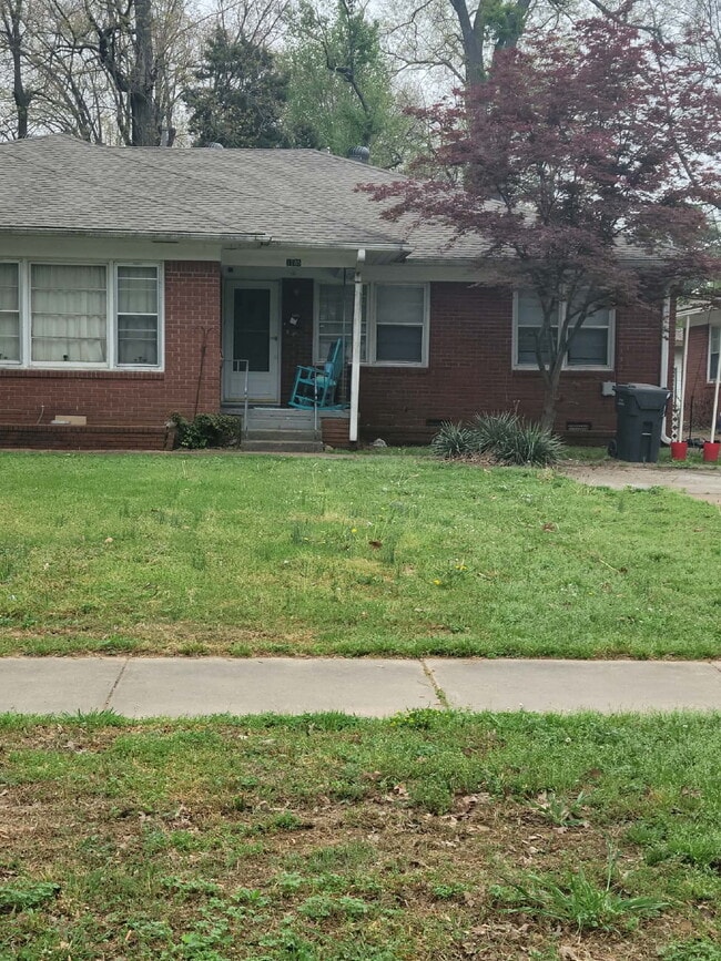 Building Photo - "Charming 2-Bed Apartment with Hardwood Floors in Prime Jonesboro Location – Your Cozy Retreat Aw...