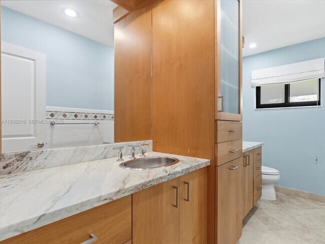 Building Photo - 21151 NE 22nd Ct