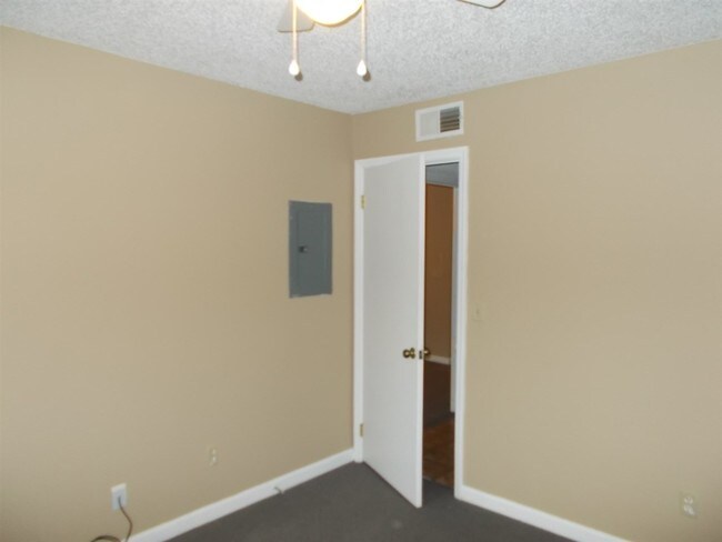 Building Photo - 1103 Greentree Ct