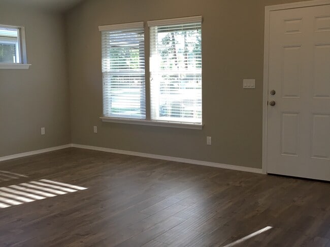 Building Photo - 1295 W Rail Way