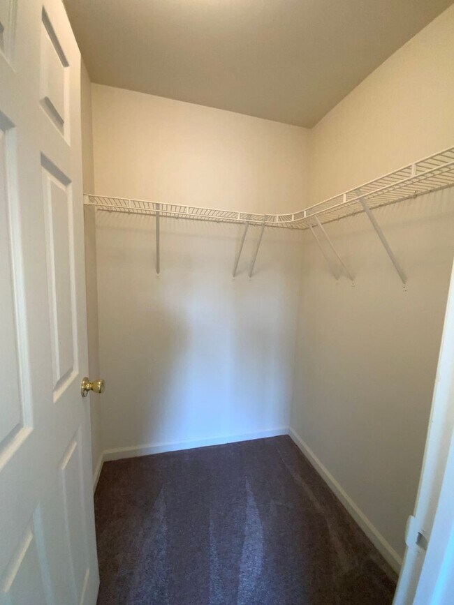 Building Photo - 204 Elmshire Dr