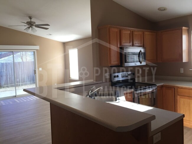 Building Photo - Beautiful 3BR Home in The Highlands with Community Pool