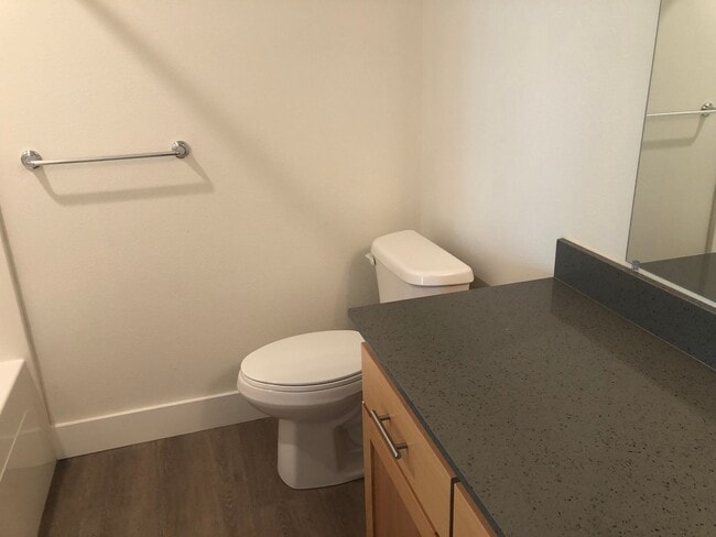 Building Photo - Newer 3 bedroom, 2.5 bath duplex in desirable neighborhood! MOVE IN SPECIAL!