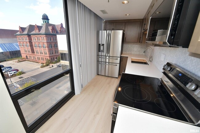 Building Photo - 123 SW Jefferson Ave