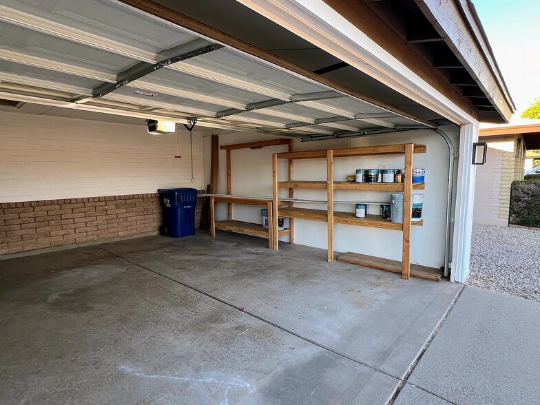 Building Photo - 2508 E Loyola Dr