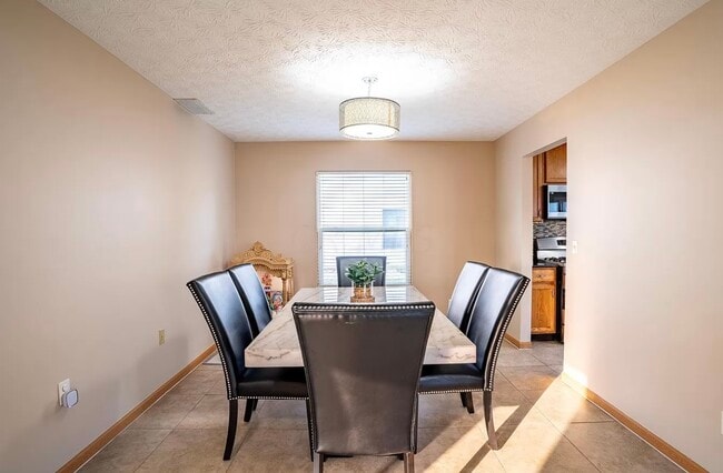 Building Photo - 5865 Summerlawn Dr
