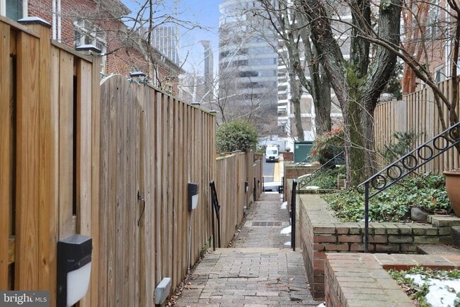 Building Photo - 1505 N Colonial Terrace