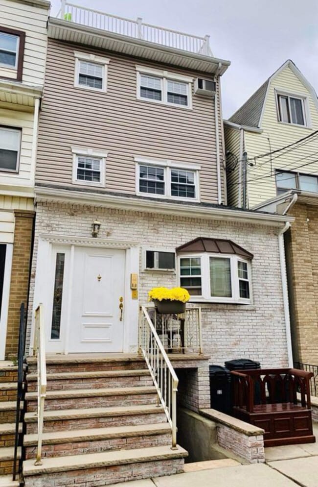 Building Photo - 32 46th St