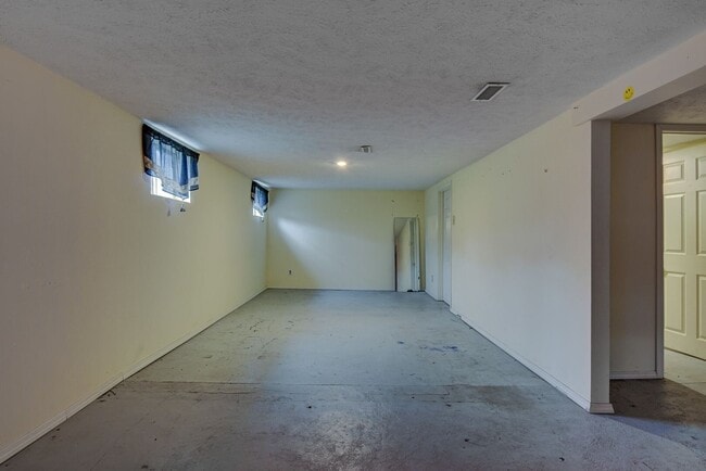 Building Photo - Charming and Spacious Home!