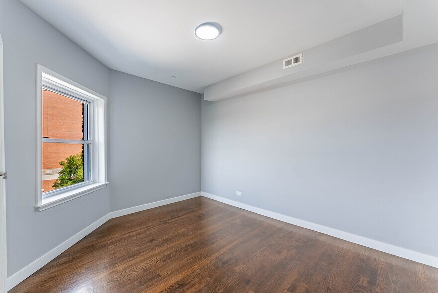 Building Photo - 7630 N Marshfield Ave