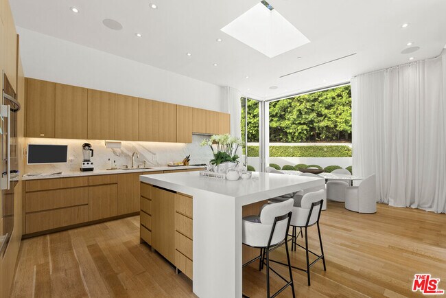 Building Photo - 1889 Rising Glen Rd