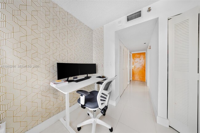 Building Photo - 7601 E Treasure Dr