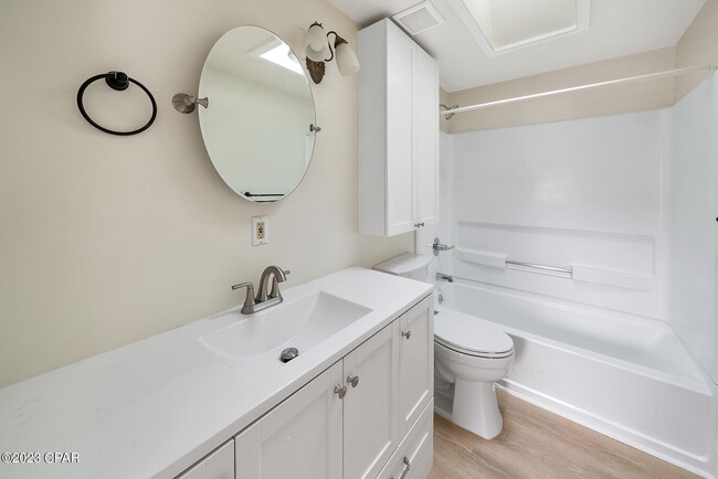 Building Photo - 206 E 2nd Ct