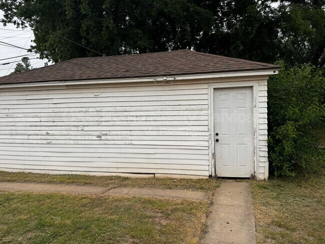 Building Photo - 3025 NW Grand Blvd
