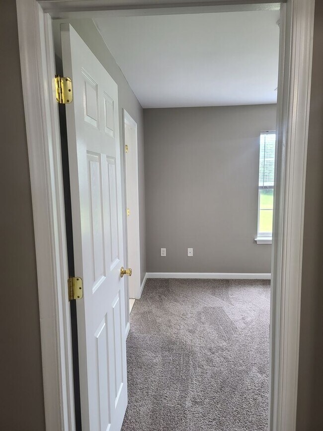 Building Photo - 3 Bed 2.5 Bath Townhome Ready for You in W...