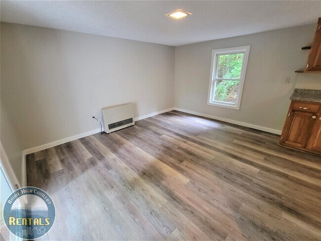 Building Photo - Charming 2 Bedroom Home --- Walking Distance to Campus!