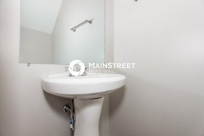 Building Photo - 4 Bedroom Pet-Friendly Home in Dallas, NC with Main Street Renewal