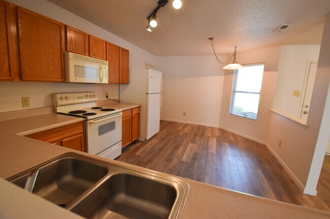 Building Photo - 551 Runnymede Ct
