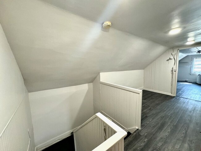 Building Photo - 5 bed/2 bath Mins. from UC Campus for Only...