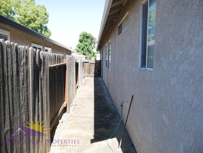 Building Photo - Open 3 Bed 2.5 Bath 1,959 Sq. Ft. Antelope Home