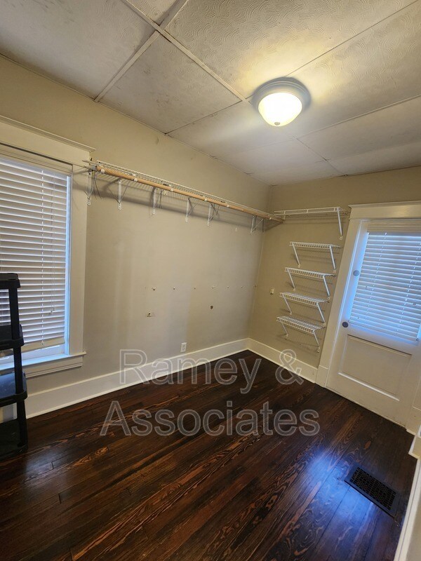 Building Photo - 2029 Baringer Ave