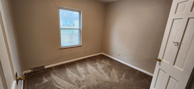 Building Photo - Beaverdale! 2 Bedroom, 1 Bathroom home with detached garage