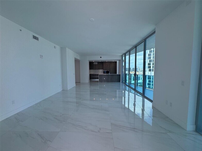 Building Photo - 17550 Collins Ave