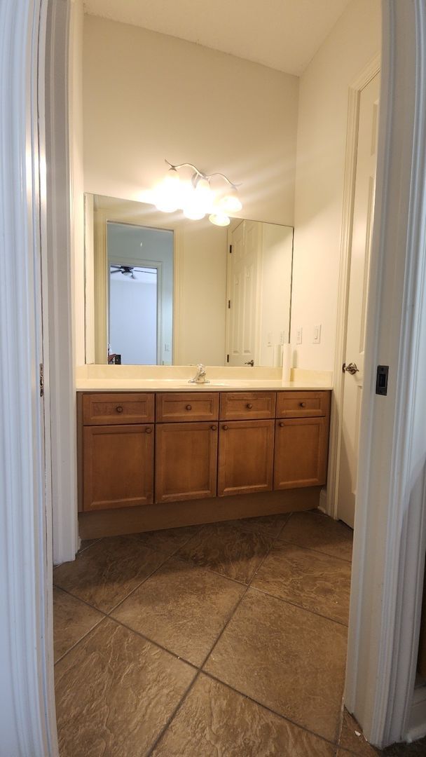 Building Photo - Huge 3 Bed 2.5 bath Home in Palencia- Main Bedroom downstairs plus Upstairs Efficiency