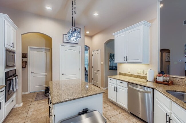 Building Photo - Large 4 bedroom home on 1 acre with lawn c...