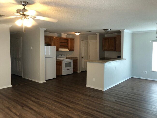 Building Photo - 115 Varsity Dr
