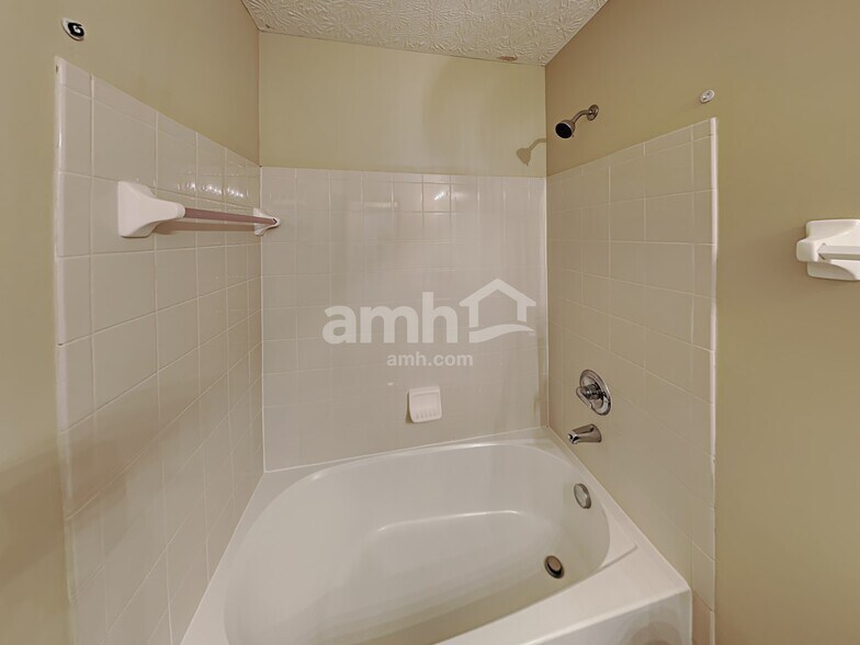 Building Photo - 1121 Streamside Dr