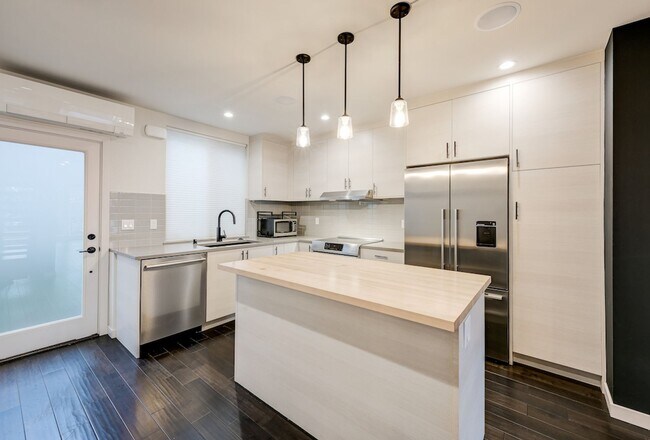 Building Photo - Gorgeous 3Bed/2.5 Bath Townhome in Queen Anne!