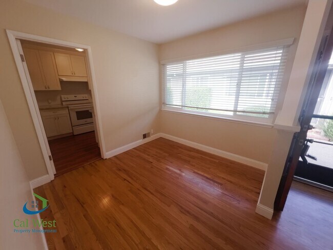 Building Photo - $2,695 - 2 BR/1BA Duplex-Downtown Willow G...