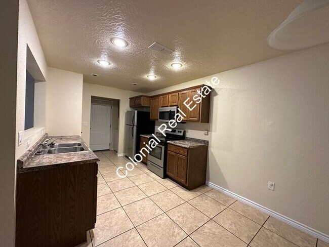 Building Photo - Spacious and updated 3 Bedroom 2 bathroom ...