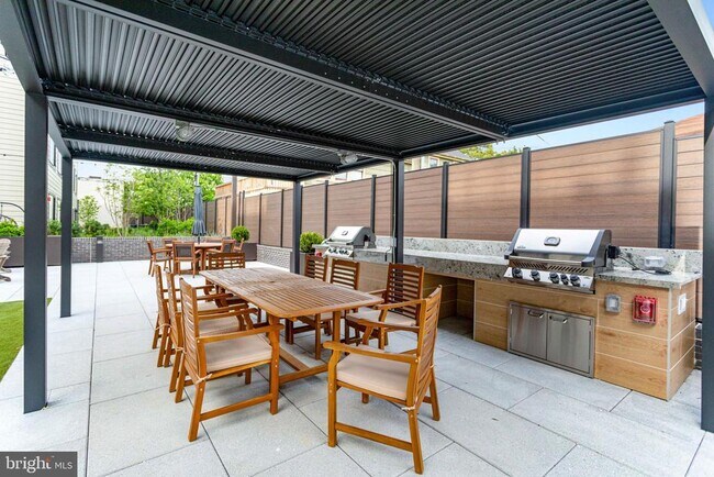 Building Photo - 701 N Henry St