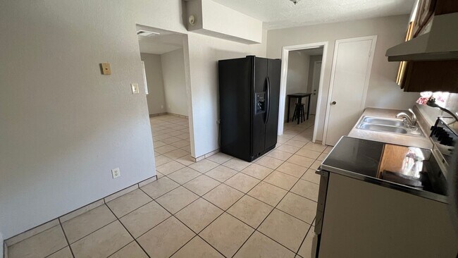 Building Photo - Beautiful home with 2 kitchens and 3 bedrooms and 2 bathrooms
