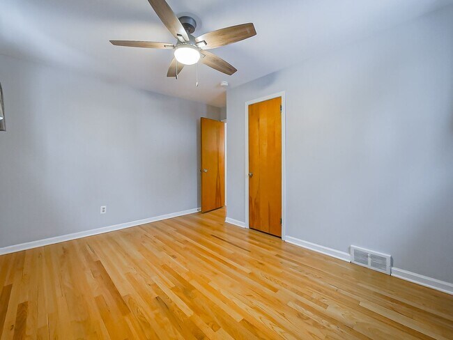 Building Photo - AVAILABLE NOW! Spacious 4-Bed Gem in the Heart of Clawson!