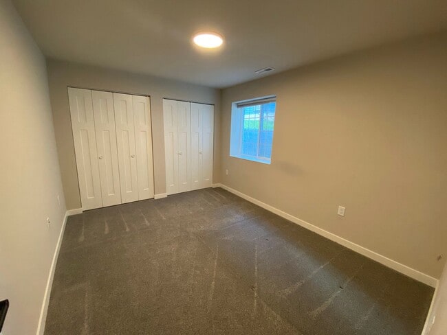Building Photo - 4 bed, 3.5 Bath Single Family Home (Middle...